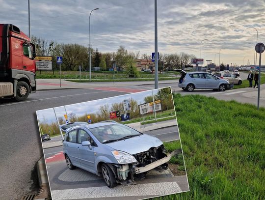 Chełm. Niebezpiecznie na rondzie. Ciężarówką w toyotę