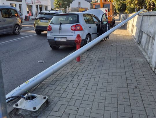 Chełm. Oślepiło go słońce, wjechał na chodnik i skosił latarnię