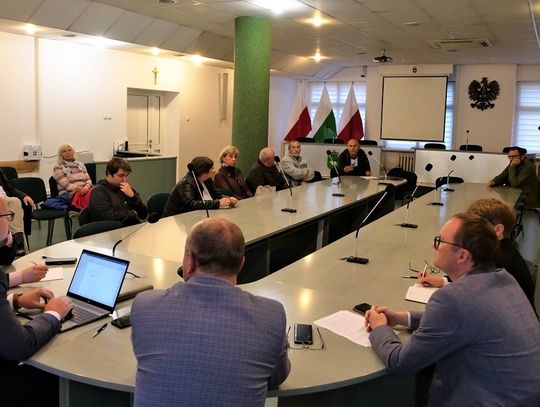 Chełm: Mieszkańcy chcą zmiany rozkładu jazdy i nowych ławek w wiatach