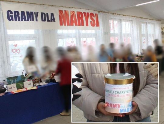 Podczas akcji charytatywnej „Gramy dla Marysi” w SP nr 8 w Chełmie. Na zdjęciu dyrektorka szkoły Beata Tomaszczuk oraz wiceprezydent Chełma Dorota Cieślik.