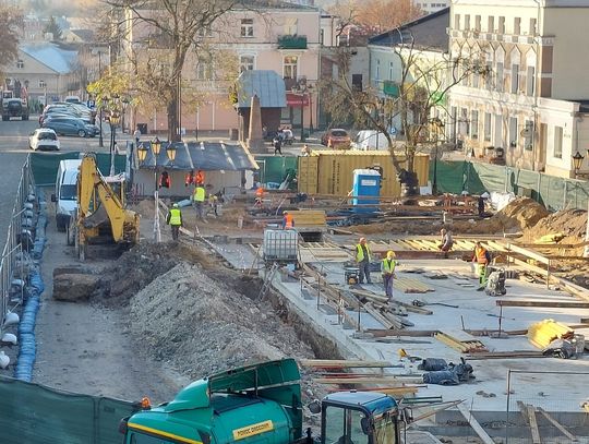 Chełm. Płyta stropowa prawie gotowa. Archeolodzy pracują w piwnicach