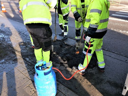 Chełm. Śnieg stopniał, można łatać dziury w jezdniach...