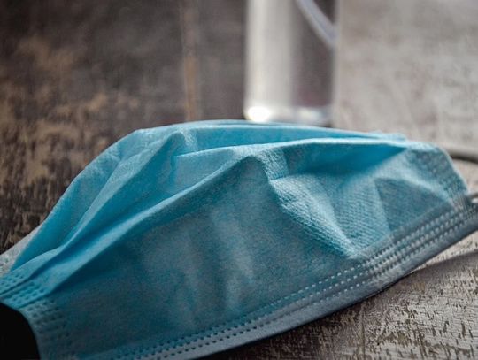 Chełm: Policjanci sprawdzają maseczki w urzędach