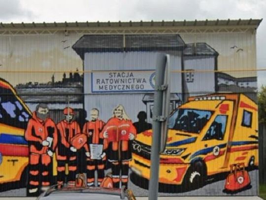 Mural powstał pod koniec minionego roku w takiej właśnie formie. Jednak obecnie postać "starej" pani dyrektor jest zamalowana.