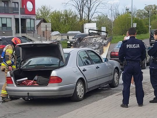 Chełm. Pożar mercedesa na alei Armii Krajowej [ZDJĘCIA]