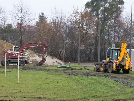 Chełm: Prace nad stadionem lekkoatletycznym przy II LO trwają [ZDJĘCIA]