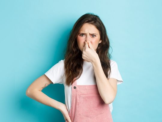 kobieta zatyka nos, bo śmierdzi