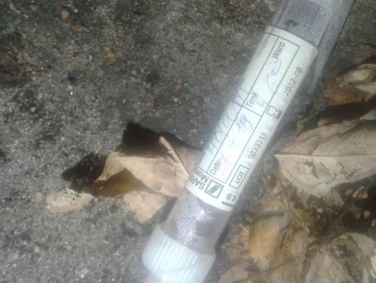 Chełm: Probówka z nazwiskiem porzucona obok szpitala