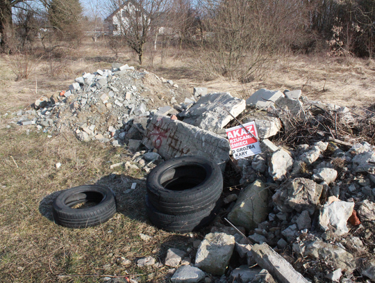 Chełm. Przysypali marzenia hałdami odpadów budowlanych. Ma wysypisko śmieci zamiast domu