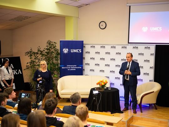 Chełm: Rektor UMCS i absolwent chełmskiego liceum odwiedził II LO [ZDJĘCIA]