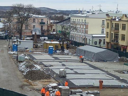 Chełm: Rewitalizacja placu Łuczkowskiego cały czas trwa. Wraca granitowa kostka.