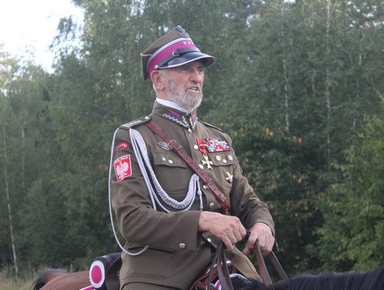 Dwuletni chłopiec śmieje się beztrosko do końskich grzyw, gdy pod płozami sań trzeszczy zamarznięty Bug. Wołyń. Luty 1944 roku. Wokół płoną polskie osady, z oddali dochodzą odgłosy wojennej pożogi, a rodzina ucieka w stronę rzeki, za którą ma nadzieję znaleźć schronienie. Dorośli modlą się i płaczą.