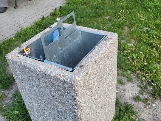 Chełm. Pokrywy śmietniczek zaatakowała rdza. Projekt śmieciowy nadal nieodebrany