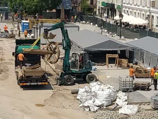 Chełm. Studnia wraca na plac Łuczkowskiego! Jak przebiegają prace? [ZDJĘCIA]