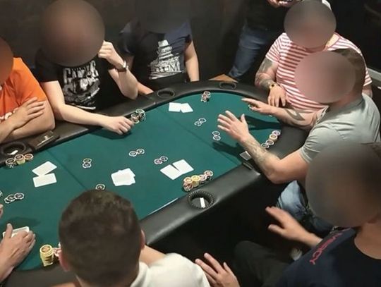 grają w pokera
