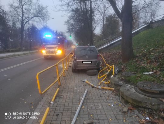 Chełm. Uderzył w auto, potem w barierki i… dostał mandat [ZDJĘCIA]