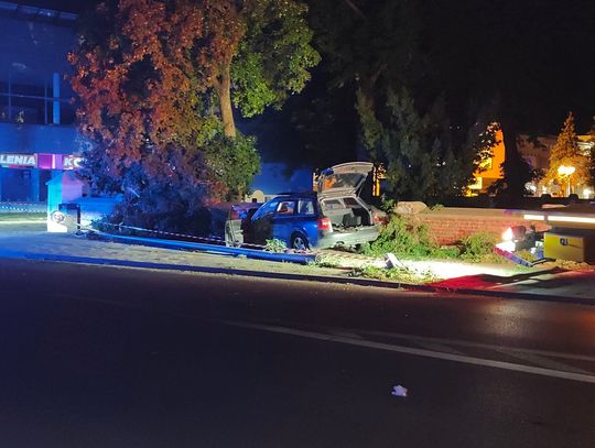 Chełm. Uderzył w latarnię, drzewo i cmentarny mur. Był pijany [FILM+ZDJĘCIA]