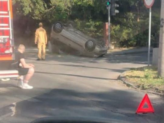 Chełm. Uderzył w mercedesa i dachował