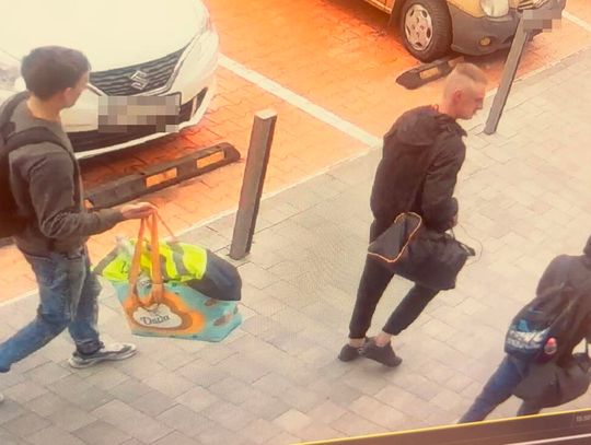 Chełm. Ktoś ukrał hulajnogę spod galerii. Policja publikuje wizerunki podejrzewanych