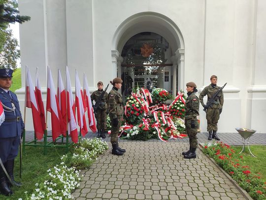 wiązanki, kwiaty i warta honorowa przed chełmskim mauzoleum