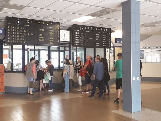 Chełm: Wakacyjny ścisk przed kasą PKP