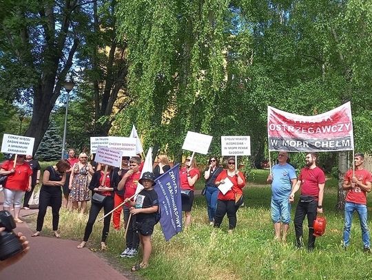 Chełm: Walka pracowników MOPR-u trwa. Liczą na pomoc parlamentarzystów.