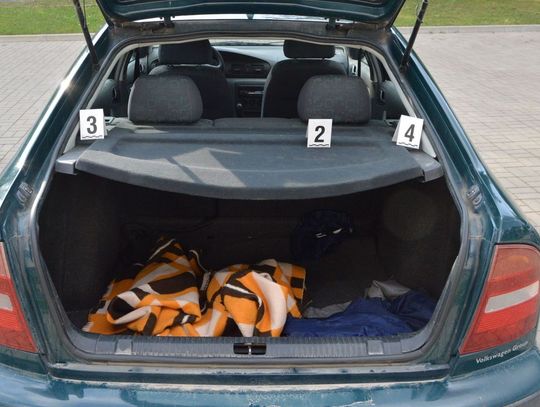 otwarty bagażnik samochodu