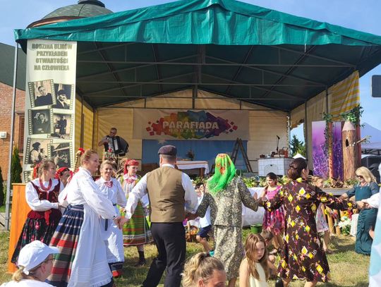 Bawili sie na parafiadzie