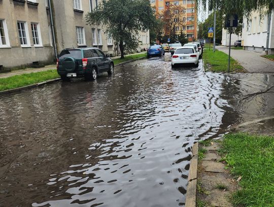 Chełm. Zalana ulica i uszkodzone auta