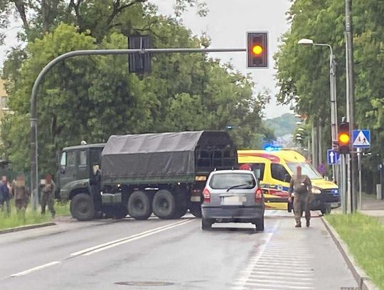 Chełm. Zderzenie samochodu wojskowego z osobówką. Jedna osoba w szpitalu