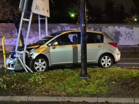 Chełm. Zjechał nagle z ulicy i uderzył w unijną tablicę