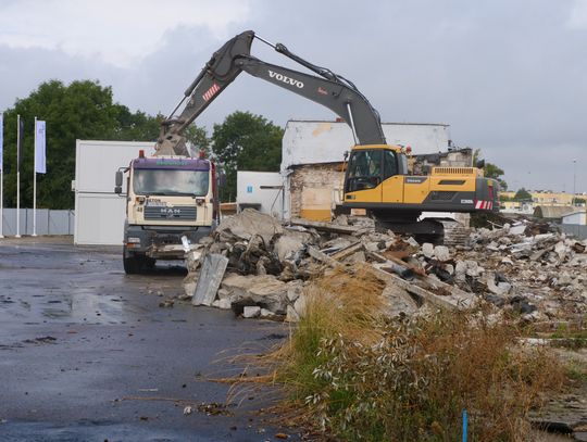 Gruzowisko na placu budowy na terenie dawnego dworca PKS w Chełmie