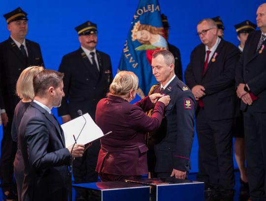 Starszy inspektor SOK Piotr Żłobicki, mieszkaniec Chełma i funkcjonariusz Straży Ochrony Kolei, został uhonorowany brązowym Medalem za Długoletnią Służbę.