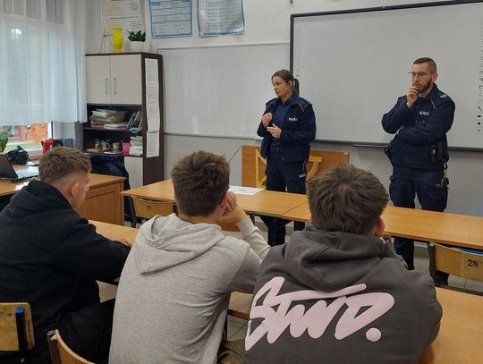Chełmscy policjanci rozmawiali z uczniami o hejcie, cyberprzemocy i odpowiedzialności