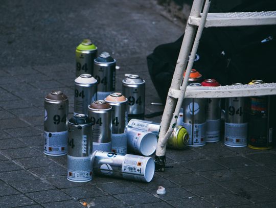 Chrom w sprayu - dekoracyjny lakier akrylowy z efektem metalicznego blasku