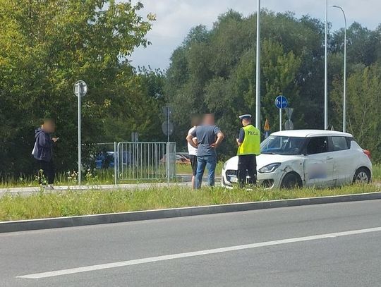 Chwile grozy na rondzie. Ciężarówka zderzyła się z "elką"