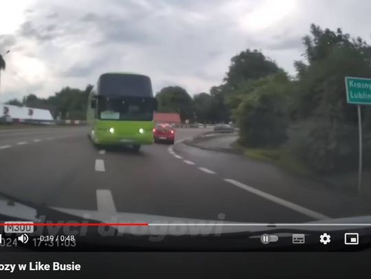 Chwile grozy na trasie w Izbicy. Autobus jedzie na czołówkę [FILM]