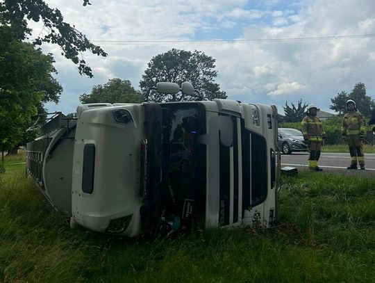 Ciężarówka w rowie przy DK17 w Ignasinie. Kierowca chciał uniknąć zderzenia