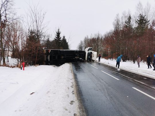 Ciężarówka podczas wyprzedzania zaczepiła o ciężarówkę. Dwie osoby trafiły do szpitala