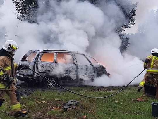 Citroen stanął w ogniu na podwórku w Hannie. Auto spłonęło doszczętnie [ZDJĘCIA]