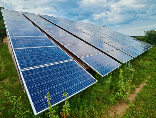Postępowanie w sprawie jednej z największych inwestycji energetycznych w regionie wchodzi w kolejny etap. Jak wynika z obwieszczenia wójta gminy Chełm z 4 września 2026 roku, kompletne akta dotyczące wydania decyzji o środowiskowych uwarunkowaniach dla budowy farmy fotowoltaicznej.