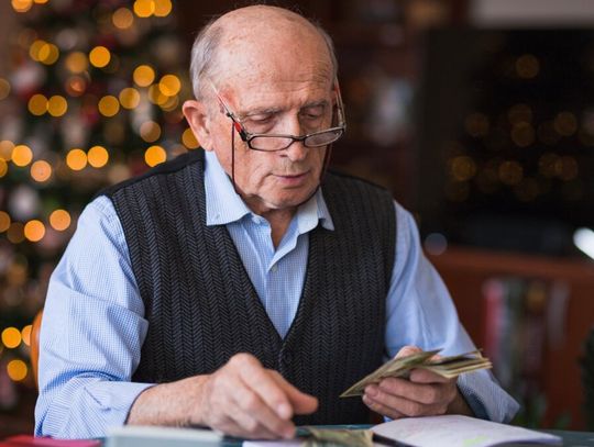 Coraz więcej groszowych emerytur. Setki tysięcy Polaków poniżej minimum