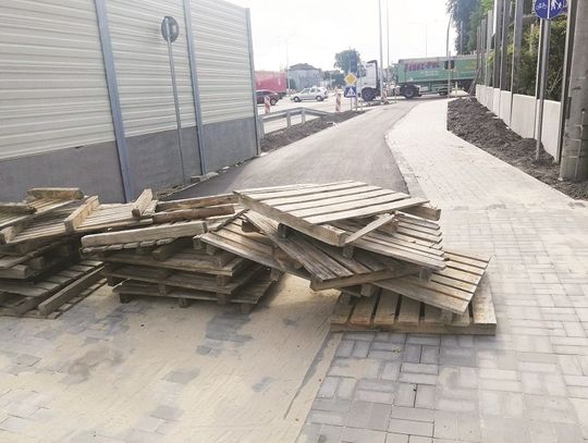 Cwaniacy omijają skrzyżowanie przez chodnik