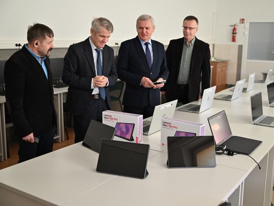 Cyfrowe wsparcie dla włodawskich szkół. Nowoczesny sprzęt z KPO trafia do uczniów Samorządowcy oglądają sprzęt komputerowy