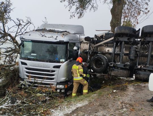 Cysterna w rowie, bus się zatrzymał, a opel wjechał mu w tył
