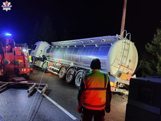 Cysterna z paliwem uderzyła w barierę. Mogło dojść do tragedii... [ZDJĘCIA]