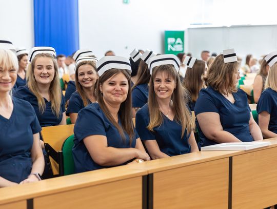 Czepkowanie absolwentów pielęgniarstwa w PANS w Chełmie – wzruszający moment wejścia do zawodu [ZDJĘCIA]