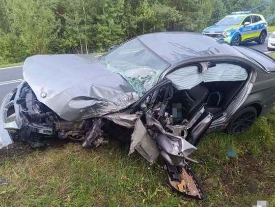 Strażacy musieli rozcinać karoserię BMW, aby wyciągnąć zakleszczonego w tym aucie kierowcę 22-latek z Biłgoraja został przewieziony do szpitala.