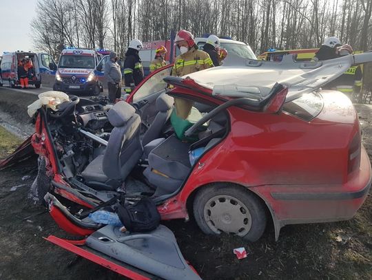 Czołowe zderzenie w Podkrasnem, 30-latek walczy o życie