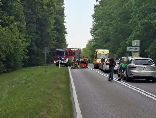 Czołowe zderzenie w Rudce. Ranny motocyklista trafił do szpitala